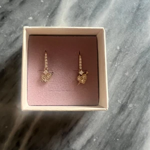 Örhängen med hjärtformade detaljer från Lily and rosé  - Helt nya och oanvända örhängen från Lily and Rose. Nypris 399kr