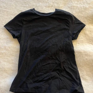 Svart t-shirt från hm -   svart t-shirt från Divided hm