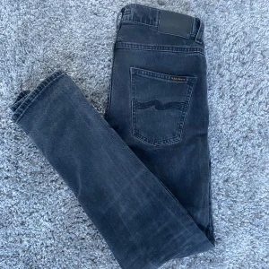 Nudie jeans - Skick 8/10 inga defekter | Storlek 29/30 se sista bild | Nypris 1500 mitt pris 900 | killen på bilden är 185 cm lång | hör av dig vid frågor eller funderingar😃