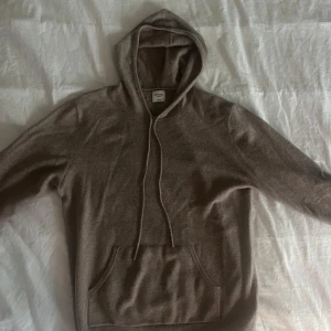 Cashmere Hoodie - Cashmere hoodie ifrån John Henric i storlek XL men passar L. 9.5/10 skick, använd fåtal gånger. För dig som vill ha en stilren look med otroligt härligt material perfekt för vintern. Nypris cirka 2499, mitt pris: 1299. Hör av dig gärna vid ytterligare frågor😁😁