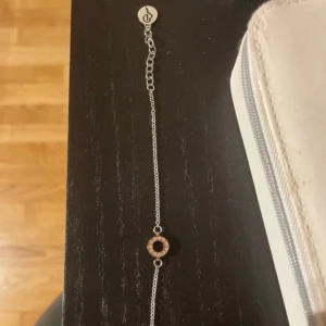 Edblad armband i silver och roseguld - Superfint Edblad armband i rostfritt stål i färgen silver och roseguld. Bra skick men tyvärr utan ask.