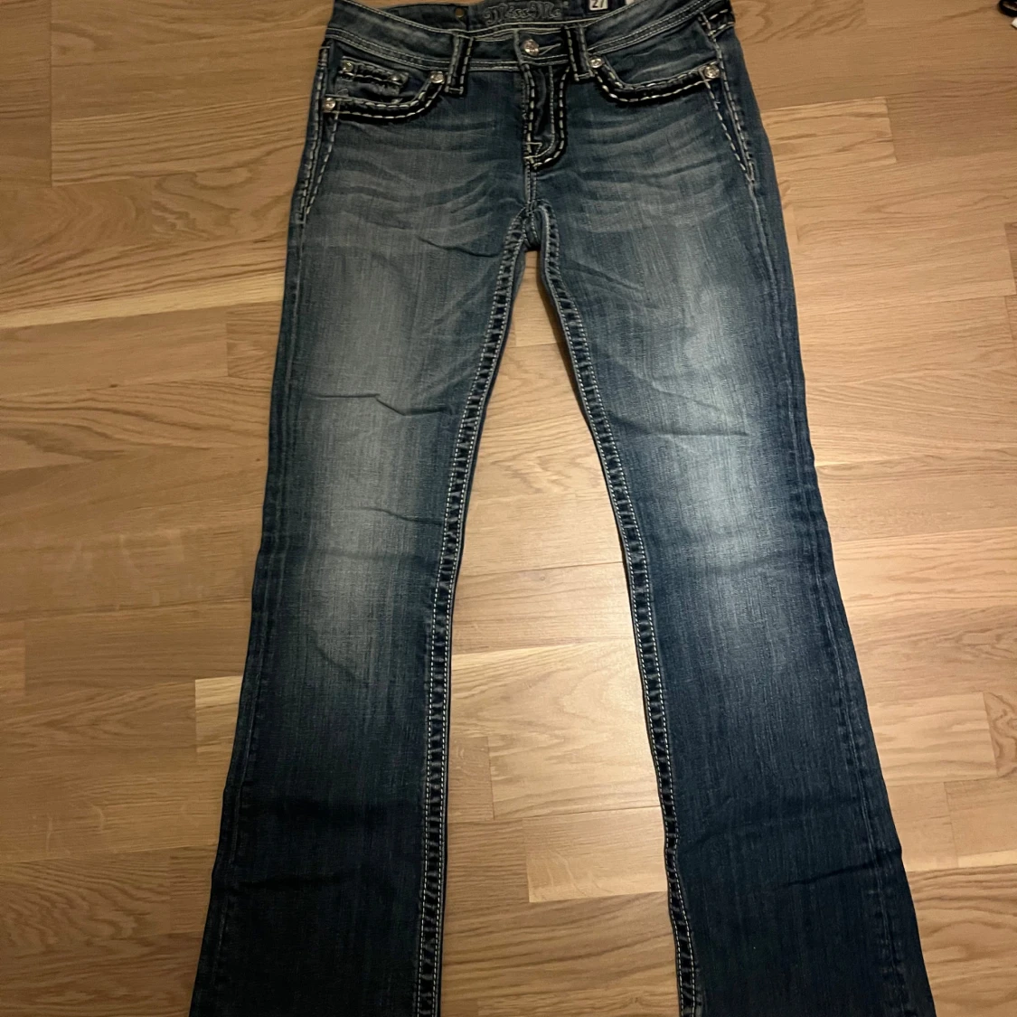 Blå bootcut jeans med broderade fickor