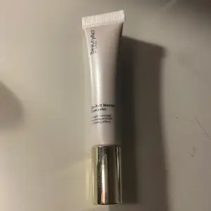 Säljer en De-Puff Master Concealer från BeautyAct. Den har lätt täckning, ger en lysande finish och har en kylande effekt. Perfekt för att dölja mörka ringar och ge en fräsch look. Kommer i en praktisk tub med metallapplikator. Fungerar även superbra som creambronzer💗