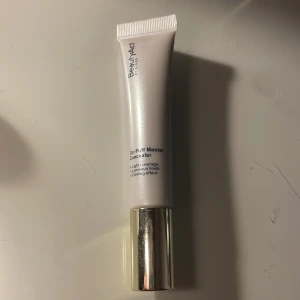 De-Puff Master Concealer från BeautyAct - Säljer en De-Puff Master Concealer från BeautyAct. Den har lätt täckning, ger en lysande finish och har en kylande effekt. Perfekt för att dölja mörka ringar och ge en fräsch look. Kommer i en praktisk tub med metallapplikator. Fungerar även superbra som creambronzer💗
