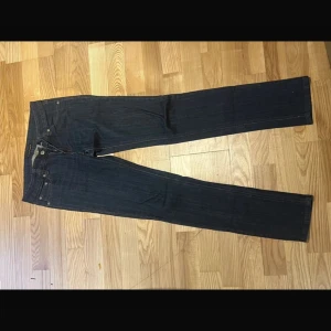 Mörkblå jeans från Nudie - Snygga mörkblå jeans från Nudie med klassisk femficksdesign och subtila sömmar. Köpte dessa för 1699kr men säljer de för 699kr. Priset kan även diskuteras. Dessa är även lågmidjade. 