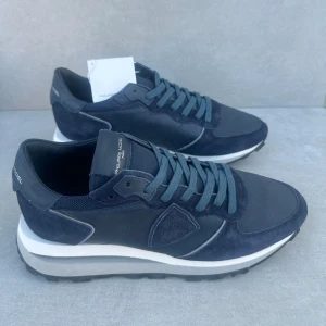 Philippe model trainer ( HELT NYA )  - ett par riktigt stil rena trainers || perfekta nu till vintern || strlk 42 || skicket är 10/10 ( HELT NYA ) || box, dustbag och tag medföljer || hör av er vid intresse!!