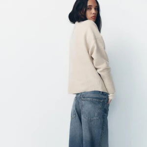 Stickad Tröja från ZARA - Populär stickad tröja från ZARA. Fick den på julafton o aldrig använd.