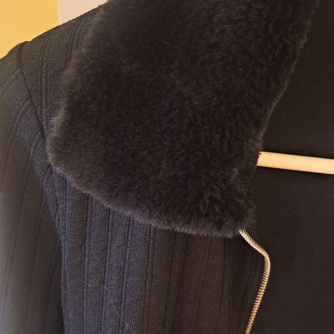 Svart ribbad jacka med fuskpäls - 91