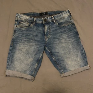 Jeansshorts  - Blå jeansshorts herrstorlek från smog