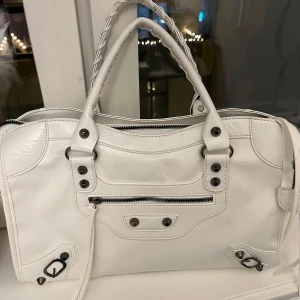 Såå snygg väska💕 - En jättesnygg handväska som rymmer plats för en dator och mer💕