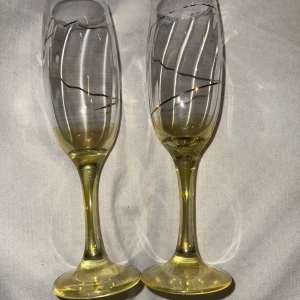 Champagne glas - Gula champagne glas med guld detaljer. Pris kan diskuteras 