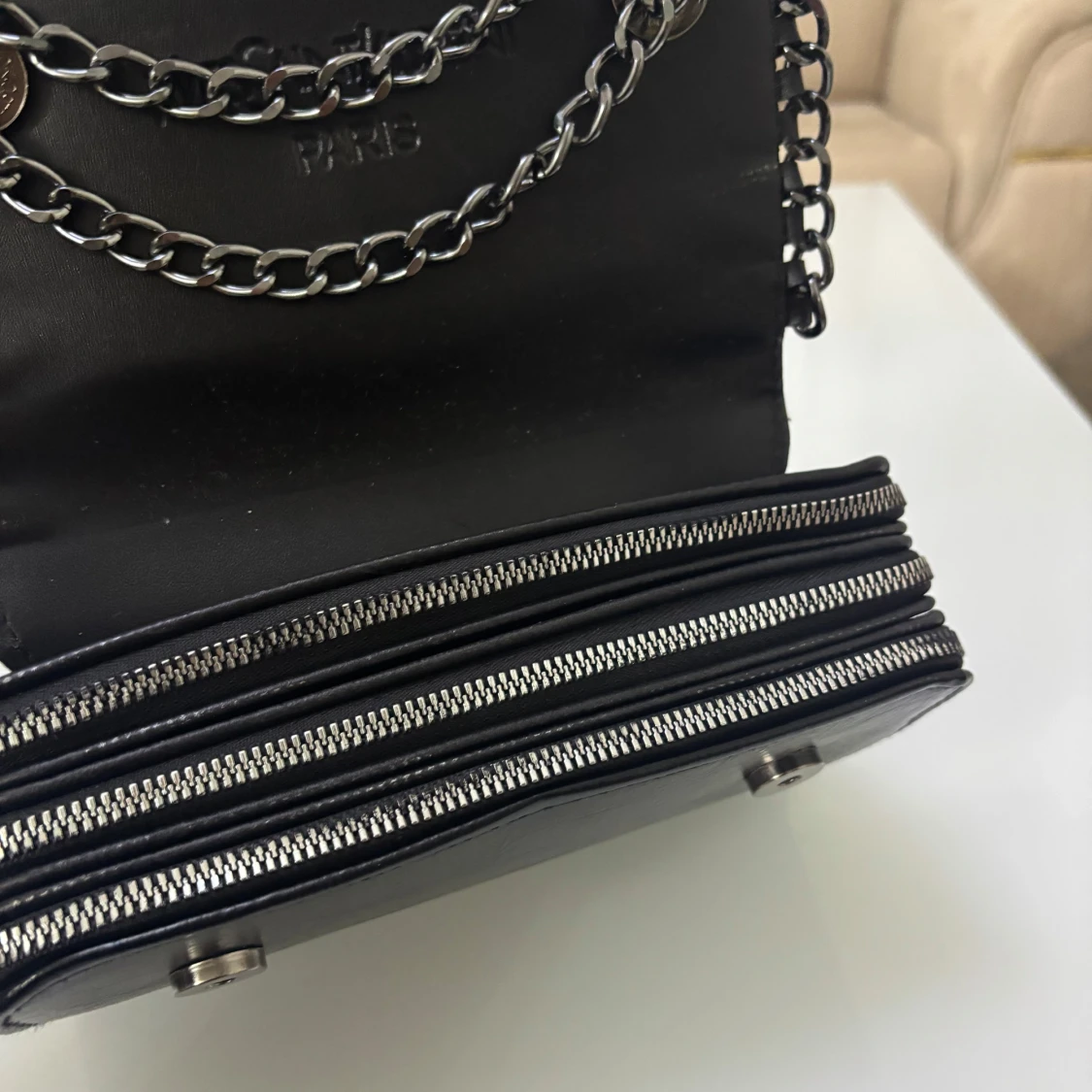 Svart axelväska med kedjedetaljer - 91