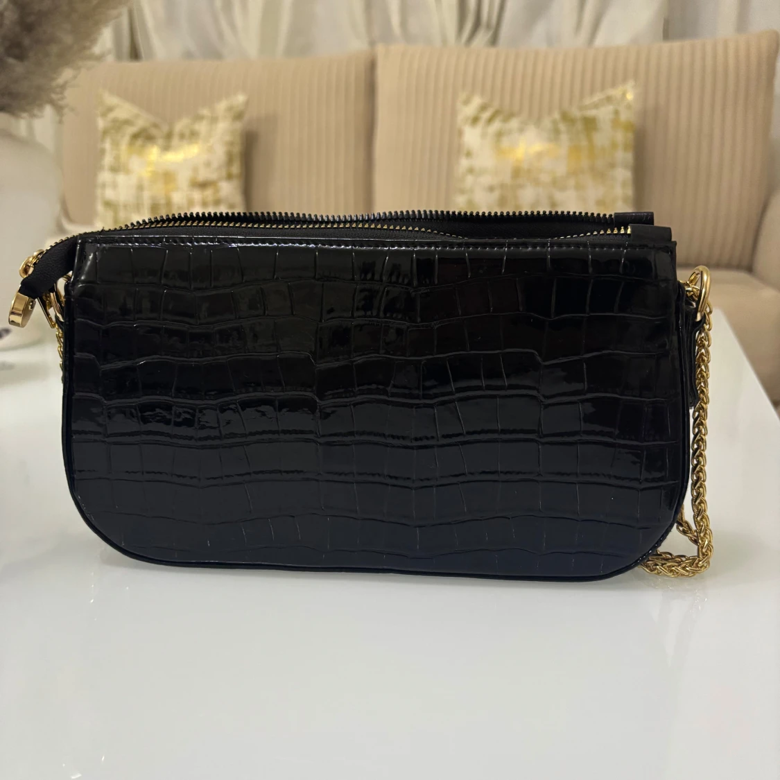 Svart axelväska med kedja - 91