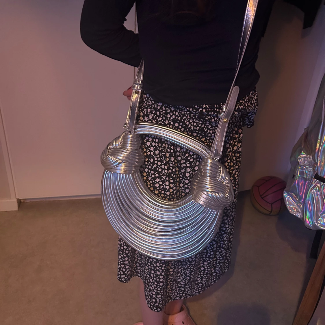 Silverfärgad axelväska med unik design - 90