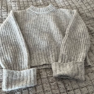 Jättefin grå stickad tröja från Gina Tricot!💕 - Mysig grå stickad tröja från Gina Tricot i storlek XS. Säljer pga att den inte kommit till användning, så i mycket bra skick utan defekter! Köpt här på Plick för 140kr. Skriv till mig vid frågor!💕