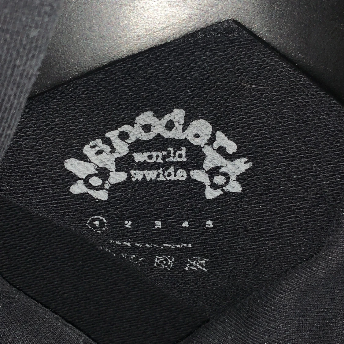 Svart hoodie med tryck från Sp5der - 91