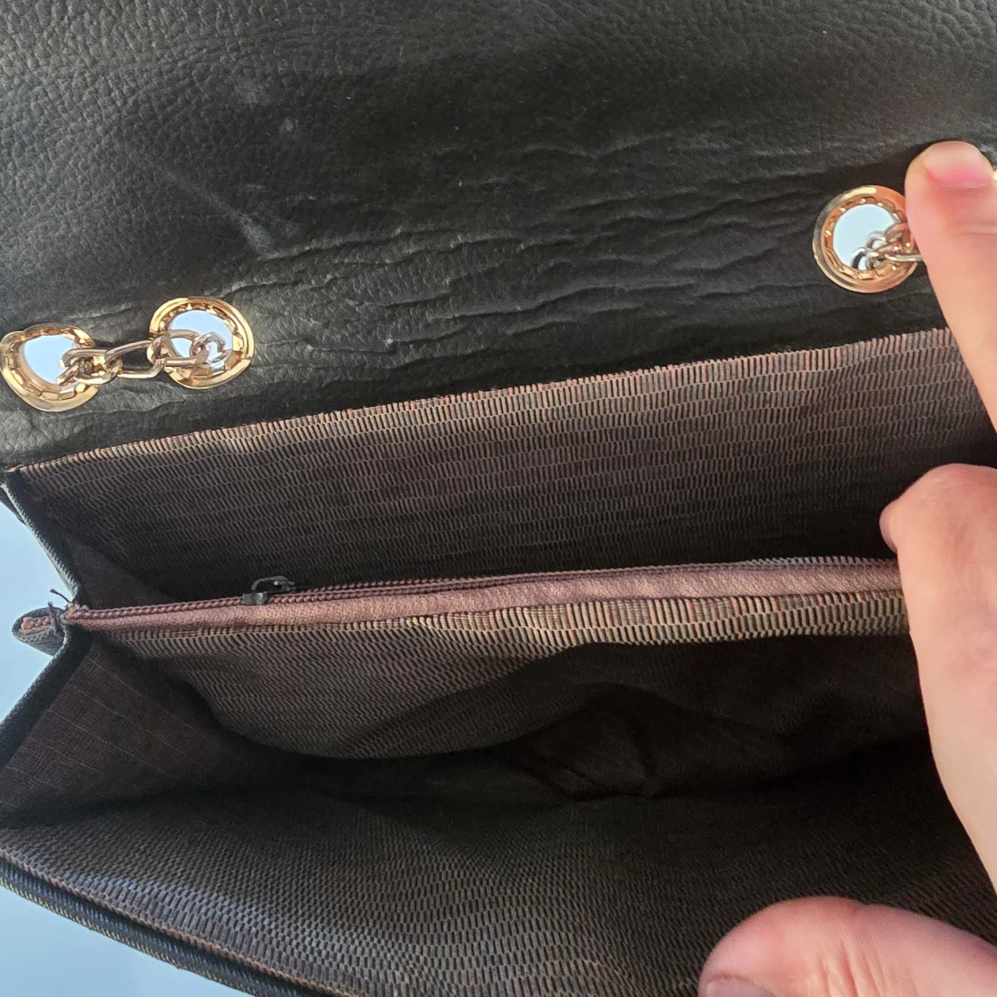 Svart axelväska med silverkedja - 91