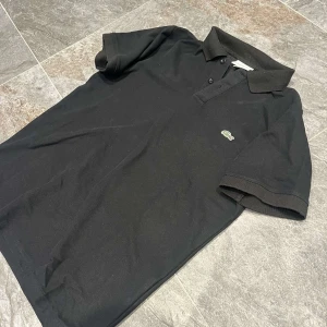 Lacoste Pike - Hej, säljer nu min sprillans nya Lacoste piké. Väldigt fin och stilren piké som går ihop med den flesta outfits. Pikén är i storlek M, hör av er vid minsta lilla fundering!