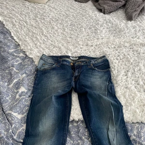 Blå jeans från Lee - Snygga blå jeans från Lee med klassisk femficksdesign och knappgylf. De har en lätt slitning för en cool look och är perfekta för vardagsstilen. Märkeslogga på baksidan av midjan. Står ingen st men skulle säga s/m❤️
