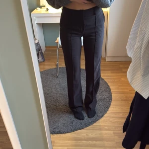 Svarta kostymbyxor - Snygga svarta kostymbyxor från Madlady med hög midja och rak passform, pressveck fram. Perfekta för en stilren look. Jag är 179cm