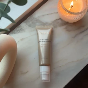 Honey glow Hickap - Denna produkt ger lyster och ger en utjämnande look. Kan användas som både en dagcreme och en primer💓 Passar till dig som vill ha glow!✨HELT OÖPPNAD, inte ens testad!! Köpt för 299kr