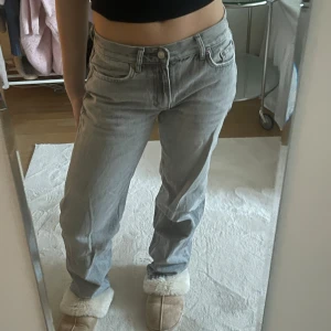 Grå jeansbyxor - Snygga grå jeansbyxor med en klassisk femficksdesign. De har en normal passform och är perfekta för en avslappnad stil.