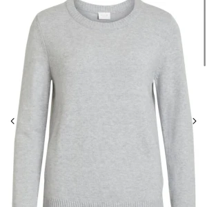 Grå stickad tröja vila  - Säljer en stilren grå stickad tröja med rund hals och långa ärmar. Perfekt för kyligare dagar och enkel att matcha med olika outfits.