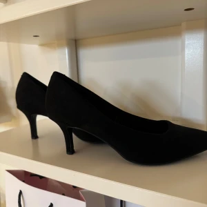 Svarta pumps med klack - svarta pumps i mocka med en smal klack. Kommer frun skopunkten och storlek 38