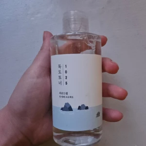 Round lab dokdo toner - Round Lab Dokdo Toner är en populär hudvårdsprodukt från Sydkorea som är känd för sina fuktgivande och lugnande egenskaper. Den innehåller en hög koncentration av mineralrikt havsvatten från Dokdo-öarna, vilket bidrar till att återfukta huden och stärka hudbarriären. Tonern är också berikad med olika växtbaserade extrakt, som hjälper till att lugna irritation och ge en fräsch känsla. Produkten är lätt och absorberas snabbt av huden, vilket gör den idealisk för alla hudtyper, särskilt känslig hud