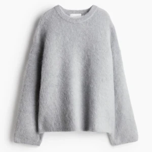 Grå oversized mohairmix tröja - Säljer världens snyggaste tröja helt ny med prislapp och helt slutsåld ifrån hm i storlek L som är jättebra oversize storlek för vardagen! Original pris/ nypris 699kr(rea 500). Stäm av med mig innan köp!