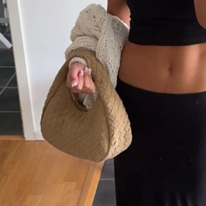 Beige väska i mocka! - Superfin väska i mocka från glitter! Använd ett fåtal gånger så i superbra skick!💕