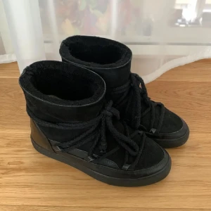 Svarta inuikiis  - Använda en vinter, köptes för 2499. Skriv privat för fler bilder