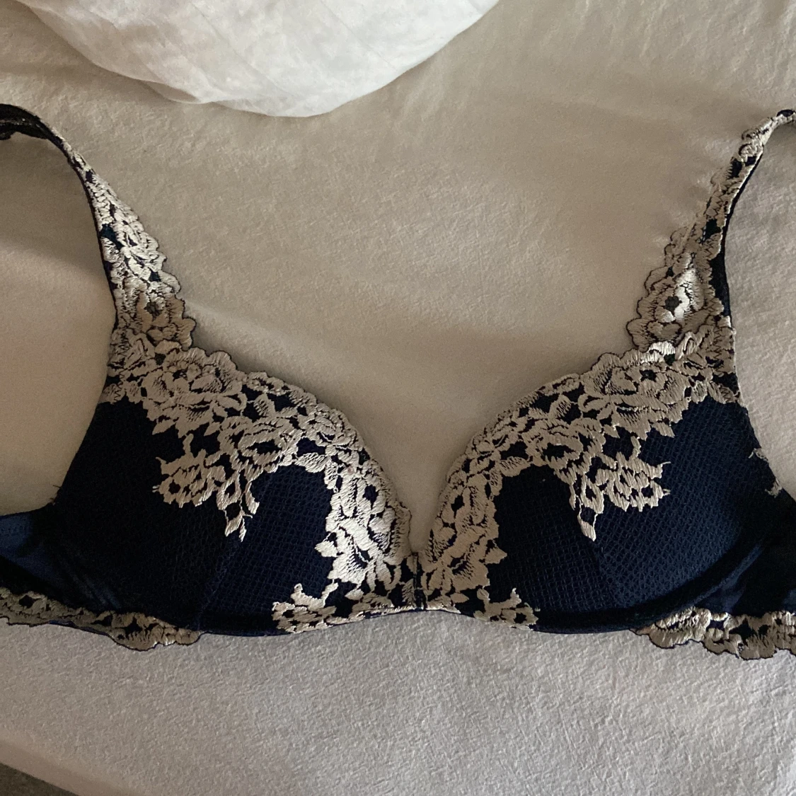 Mörkblå spetsbehå från Intimissimi - 90