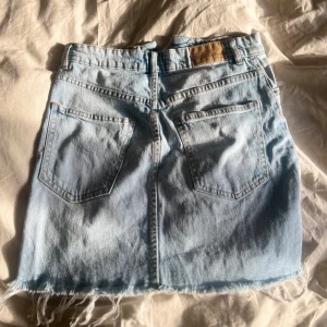 Jeans kjol - Säljes då den inte kommer till användning. Hel och i fint skick💖