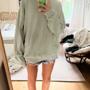 Grön stickad tröja - Stickad tröja från Brandy Melville, jätte fin och mysig å bekväm. Grön.