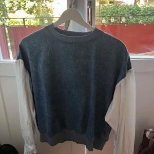 Tröja - Supersnygg tröja från Zara i storlek XS med jeanstyg och blusarmar 