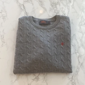 Morris tröja - Snygg grå kabelstickad tröja från morris, inte använd många gånger så den är i bra skick. den är i storleken M, men i längd och passform som s/xs. 