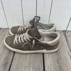 Philippe model skor  - Philippe model skor[]Usprungligen köpta på minto och box tillkommer[]Äkta[]Utsidan på skon är i relativt bra skick men har en ganska så stort hål under skon[]Sulan har större hål än va som syns   MVH 