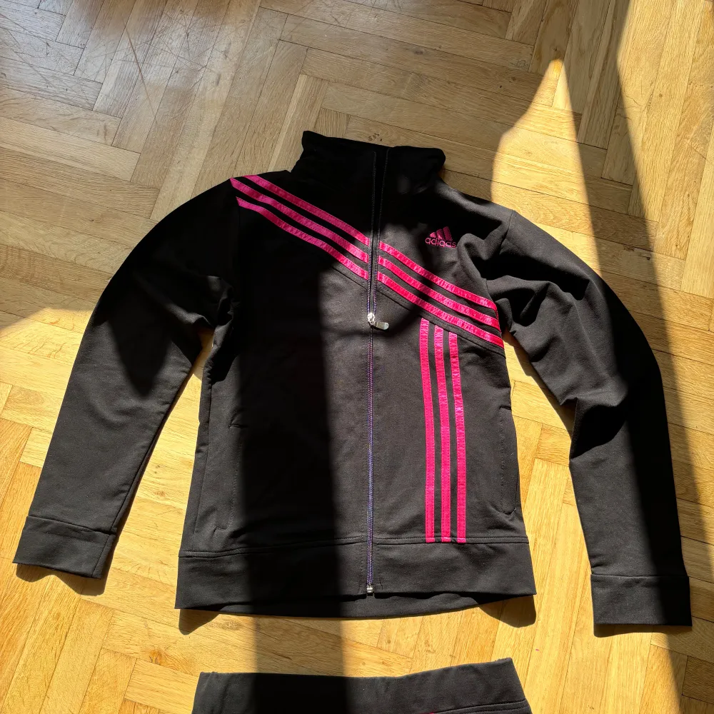 Säljs som ett set, står storlek L men sitter mer som medium  Baggy mjukis set från adidas. Tröjor & Koftor.