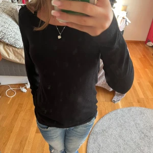 Svart tröja från Esprit  - Säljer en stilren svart tröja från esprit. Den är långärmad och har en snygg detalj med knappar vid axeln. Tröjan är i bra skick och passar till det mesta i garderoben.