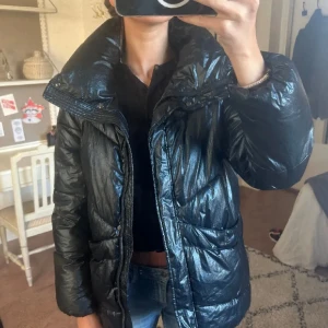 Jacka  - Säljer denna puffer vinterjacka från Massimo Dutti i en mörkblå färg. Den är i XS men passar upp till L då den är stor i modellen. Finns både fickor på framsida samt innerfickor. Köptes för ca 2500 och är i princip i nyskick!