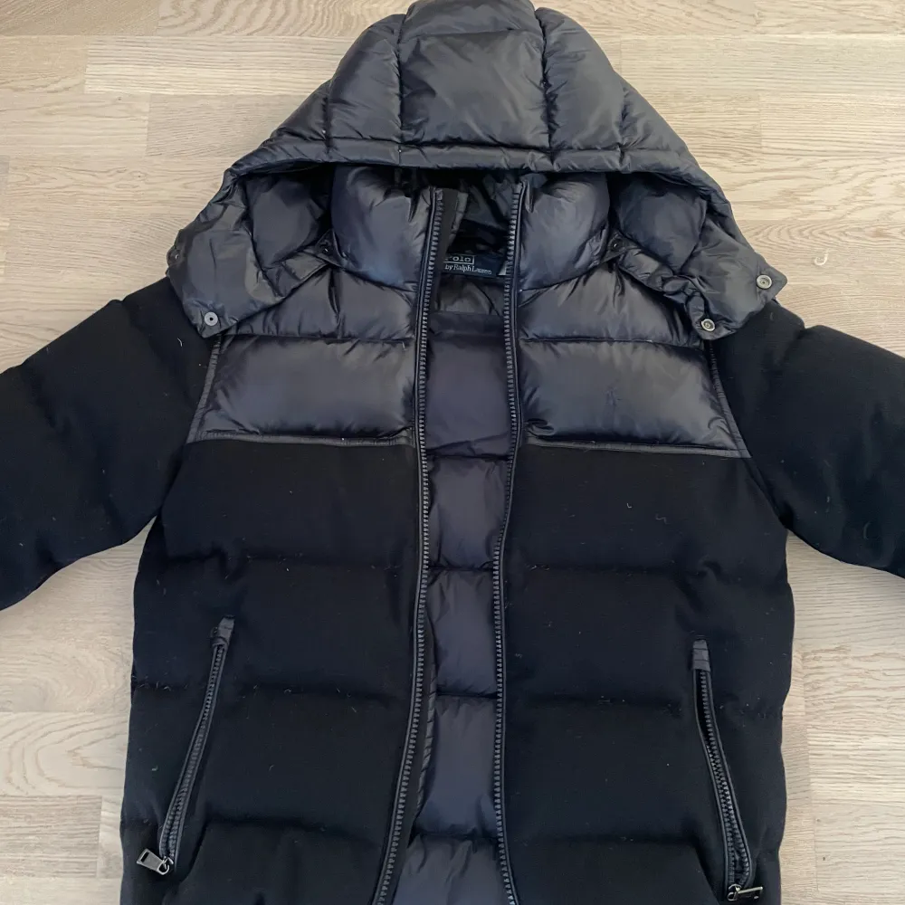 Säljer nu min trendiga Ralph Lauren puffer jacket i storlek S Den är i nyskick och säljer eftersom den tyvärr är för liten. Nypris runt 5000kr.. Jackor.