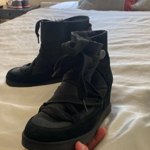 Uggs skor  - Ugg skor perfekt till vinter för att använda  Säljs på grund av att ingen använder dem pris går och diskutera fraktar ej möts bara