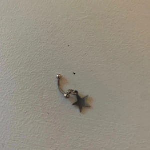 Ögonbryn piercing smycke - Jättefint smycke för ögonbrynet med en stjärna på.⭐️ Den är helt ny och oanvänd. Storlek: 8mm Kirurgiskt stål  Bra kvalitet