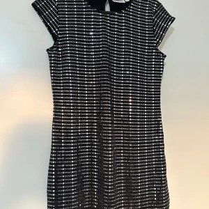 Festlig klänning  - Glittrig svart klänning, som passar precis till alla fest tillfällen. Använd två gånger och är nu för liten. I storlek 164, alltså xs