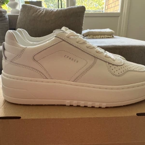 Copenhagen CPH71 - Sneakers - white - Snygga vita sneakers från Copenhagen Studios. Perfekt för vardagligt bruk eller för att klä upp en outfit. Skorna är i gott skick och har aldrig använts, original pris 2 325kr.