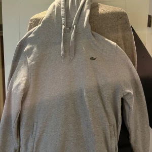 Lacoste Hoodie - Lacoste Hoodie i Strl XL Men sitter mer som M/L. Me tanke på att den har krympt i tvätten. Skick 9/10