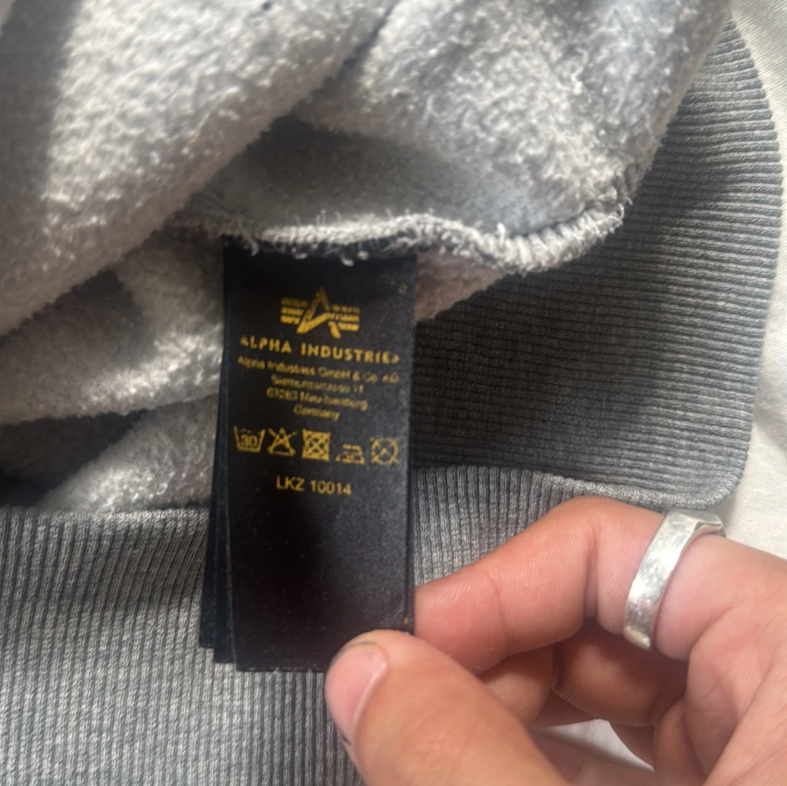 Grå hoodie från Alpha Industries - 93