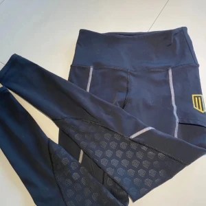 Maya delorez fodrade ridtights  - Fodrade ridtights från maya delorez. Svarta. Som nya. Köpta för ca 900kr tror jag. 