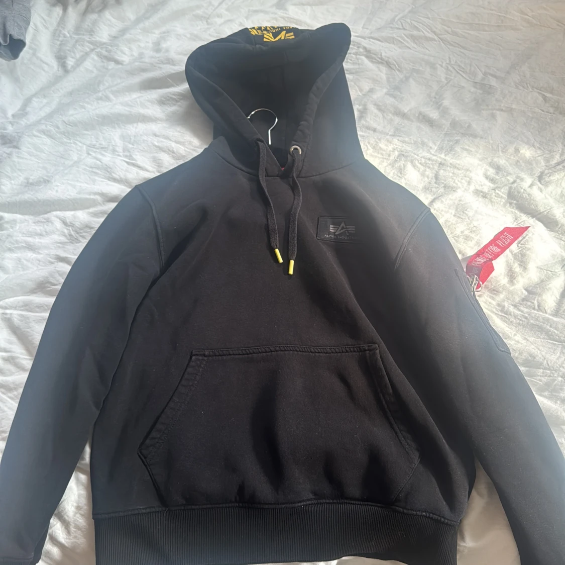 Svart hoodie från Alpha Industries